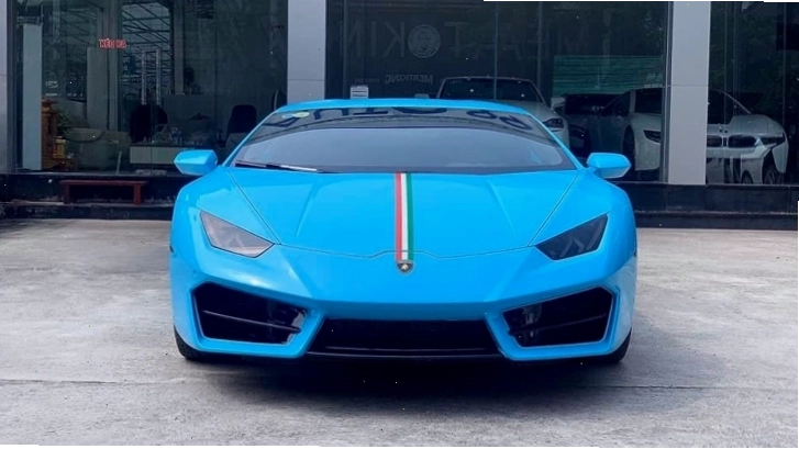 Nội thất Lamborghini Huracan LP580-2 tập trung vào người lái