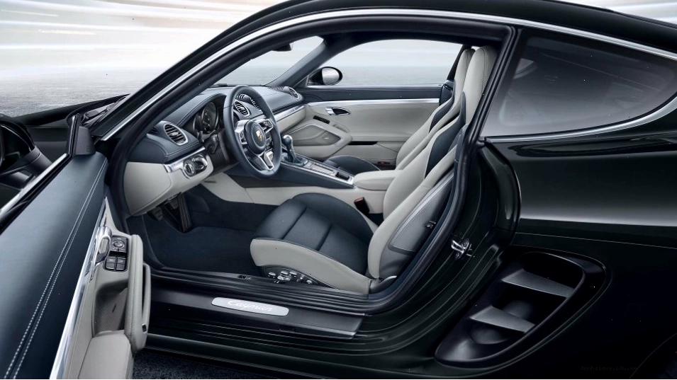 Nội thất Porsche 718 Cayman tập trung vào người lái với vô lăng thể thao