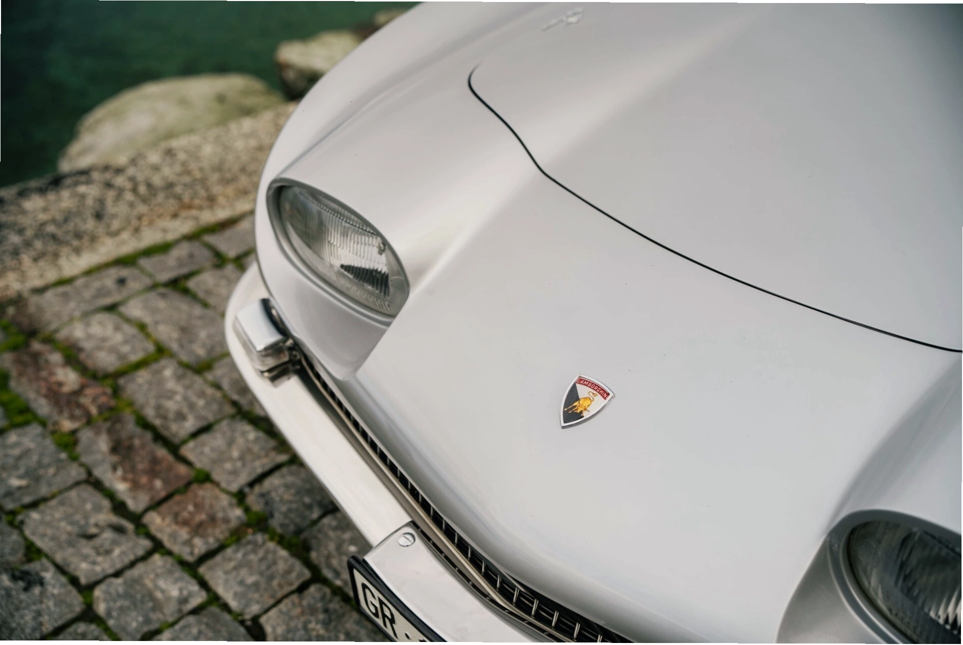 Nội thất sang trọng của Lamborghini 350 GT với ghế da tự nhiên và thảm len cao cấp