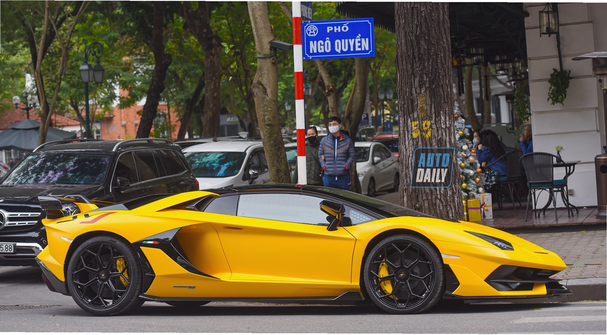 Nội thất sang trọng và thể thao của Lamborghini Aventador SVJ Roadster