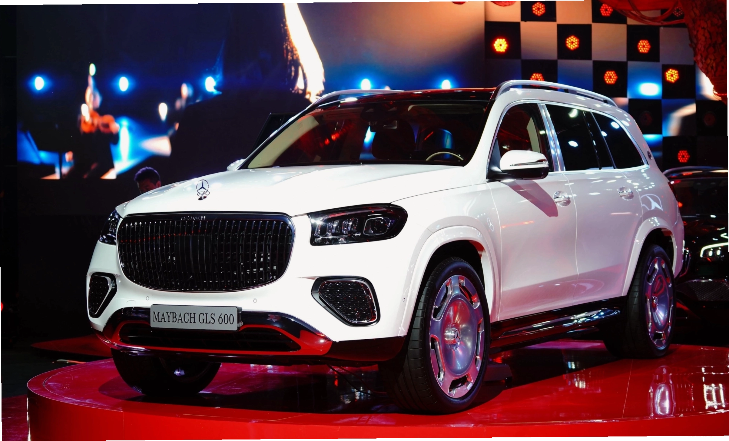 Nội thất sang trọng với màn hình kép MBUX trên Mercedes GLS