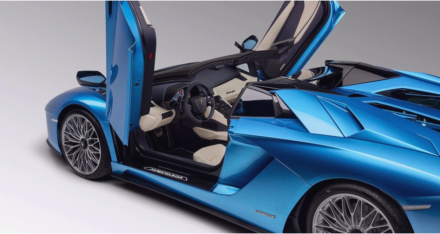 Nội thất xe Lamborghini Aventador S Roadster với bảng điều khiển hiện đại