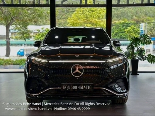 Nội thất xe Mercedes với màn hình kép MBUX hiện đại