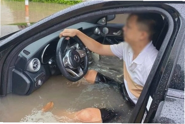 Nước có thể khiến nội ngoại thất xe hư hỏng nhiều, giảm giá trị chiếc xe