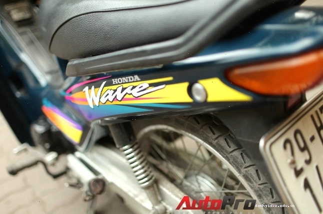 Nước sơn trên thân xe Honda Wave 100 còn mới dù xe đã 10 tuổi