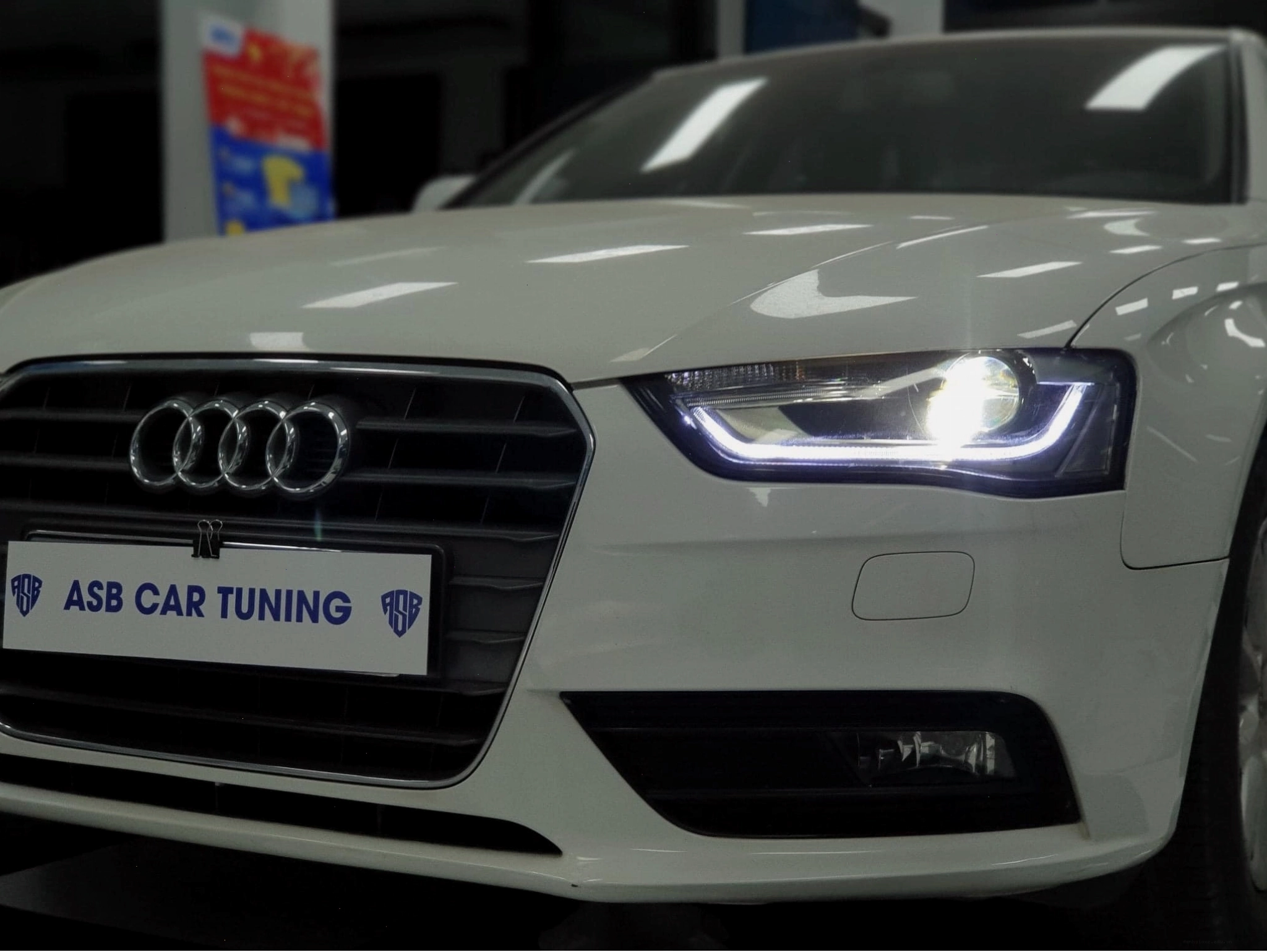 Ô tô Audi A4 được dán thẻ VETC một cách cẩn thận