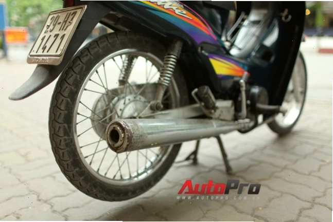 Ống xả của Honda Wave 100 còn zin dù có dấu hiệu hoen gỉ nhẹ