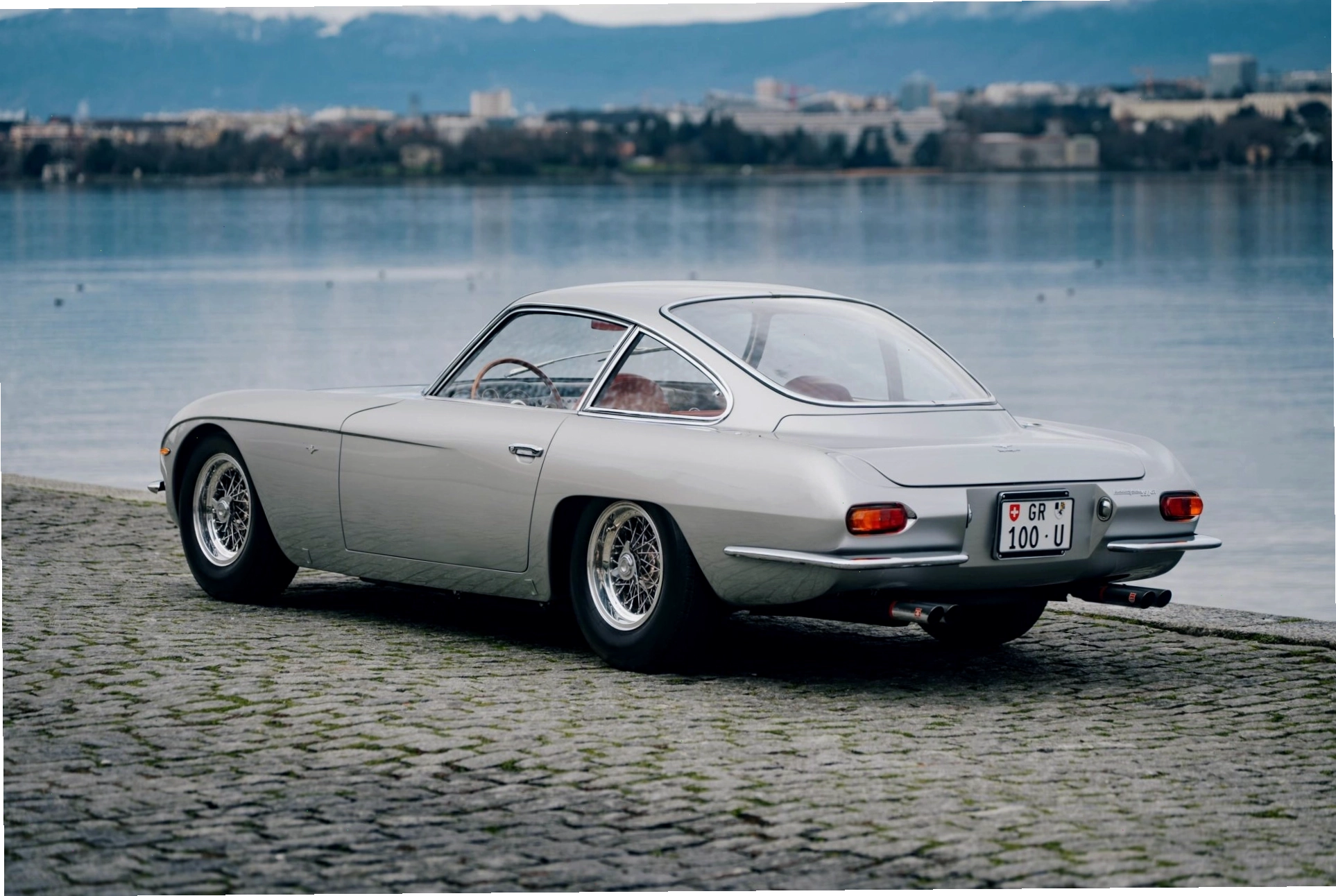 Phần đầu xe Lamborghini 350 GT với lưới tản nhiệt đặc trưng và đèn pha cổ điển