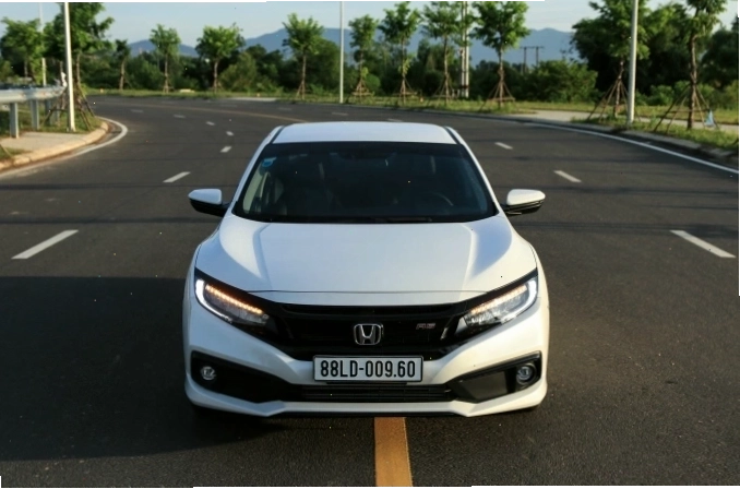 Phần đầu xe thể thao của Honda Civic phiên bản RS