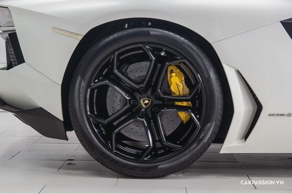 Phần đuôi xe Lamborghini Aventador với cánh gió lớn