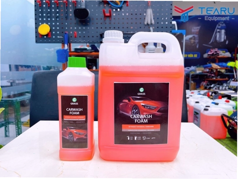Phun bọt tuyết lên toàn bộ thân xe ô tô
