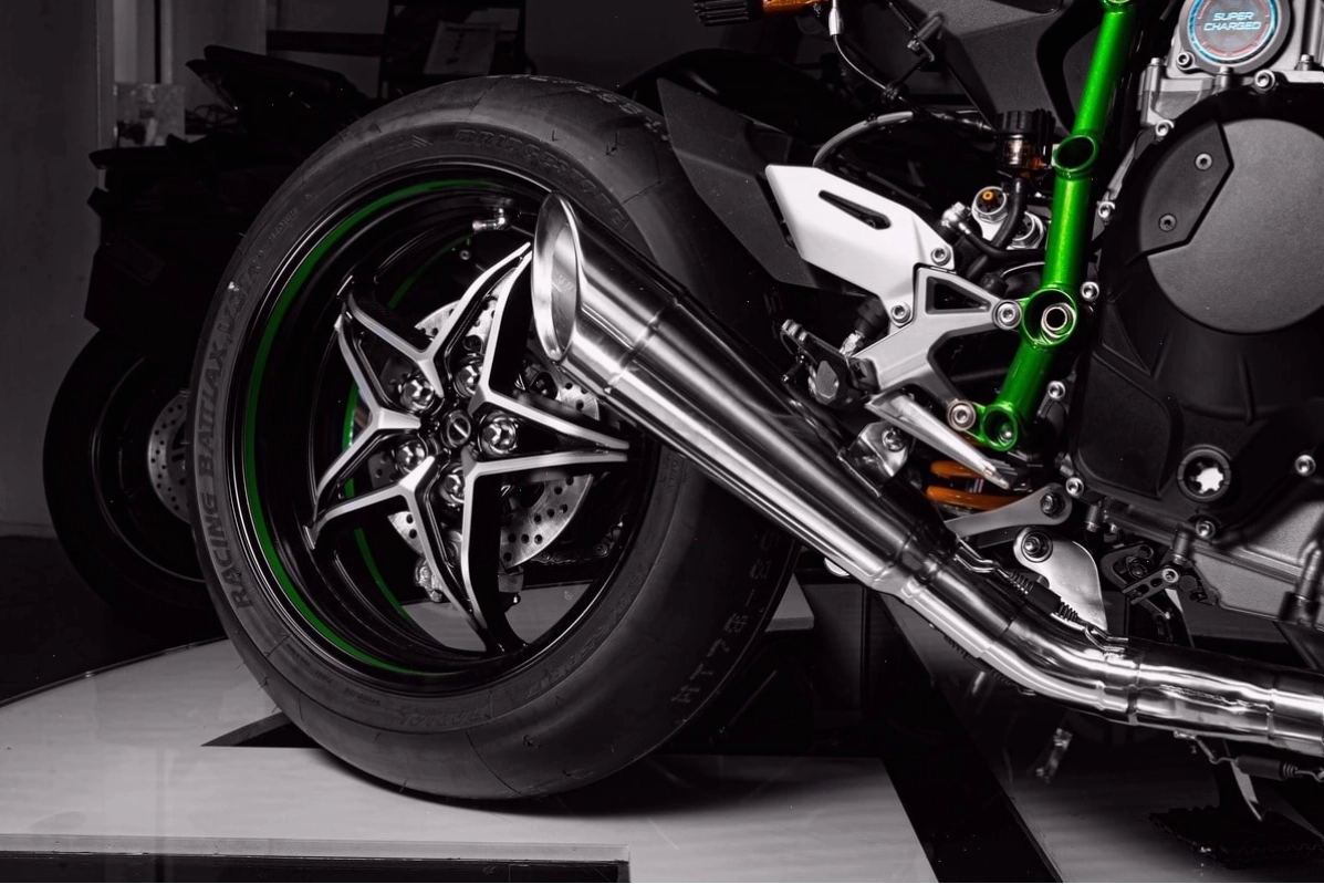 Pô Akrapovič trên Kawasaki Ninja H2R, một phần của hệ thống xả hiệu suất cao