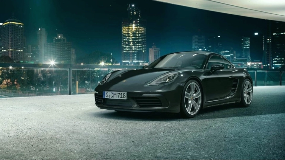 Porsche 718 Cayman lướt đi trên đường với tốc độ cao