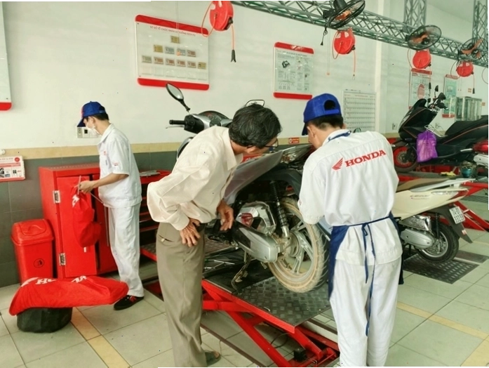 Quy trình kiểm tra và bổ sung dầu nhớt cho động cơ xe máy
