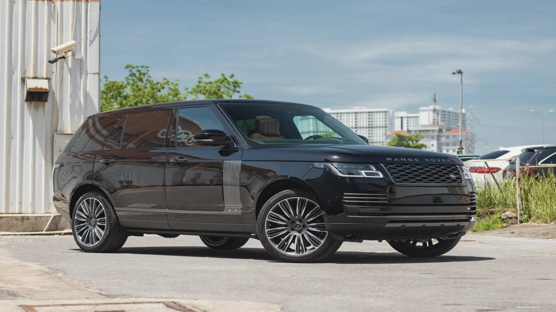 Range Rover - SUV sang trọng bậc nhất với khả năng vận hành off-road ấn tượng