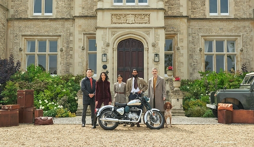 Royal Enfield Classic 350 đỗ cạnh một quán cà phê cổ điển