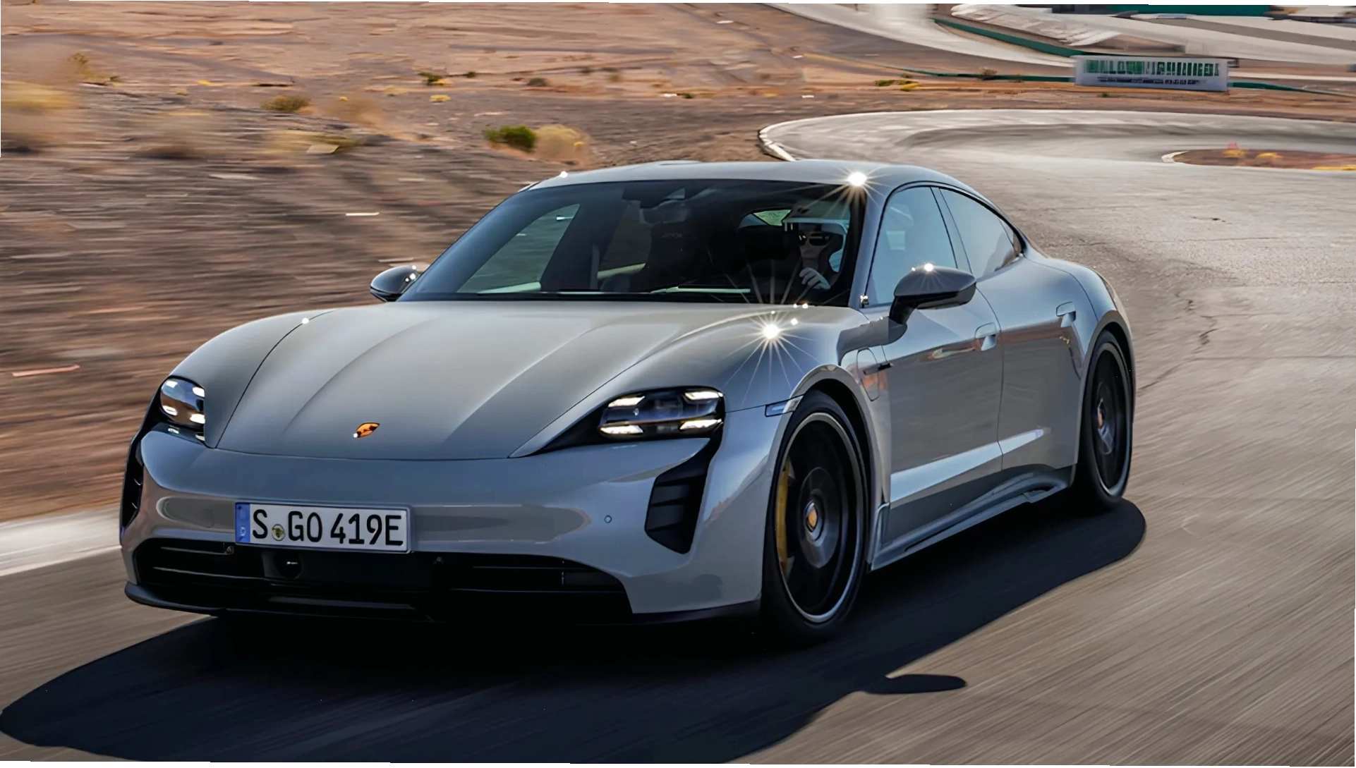 Siêu xe Porsche Taycan với động cơ điện mạnh mẽ