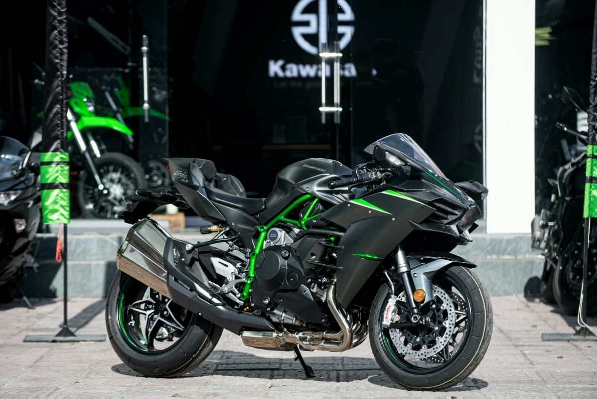 So sánh Kawasaki Ninja H2 và H2R