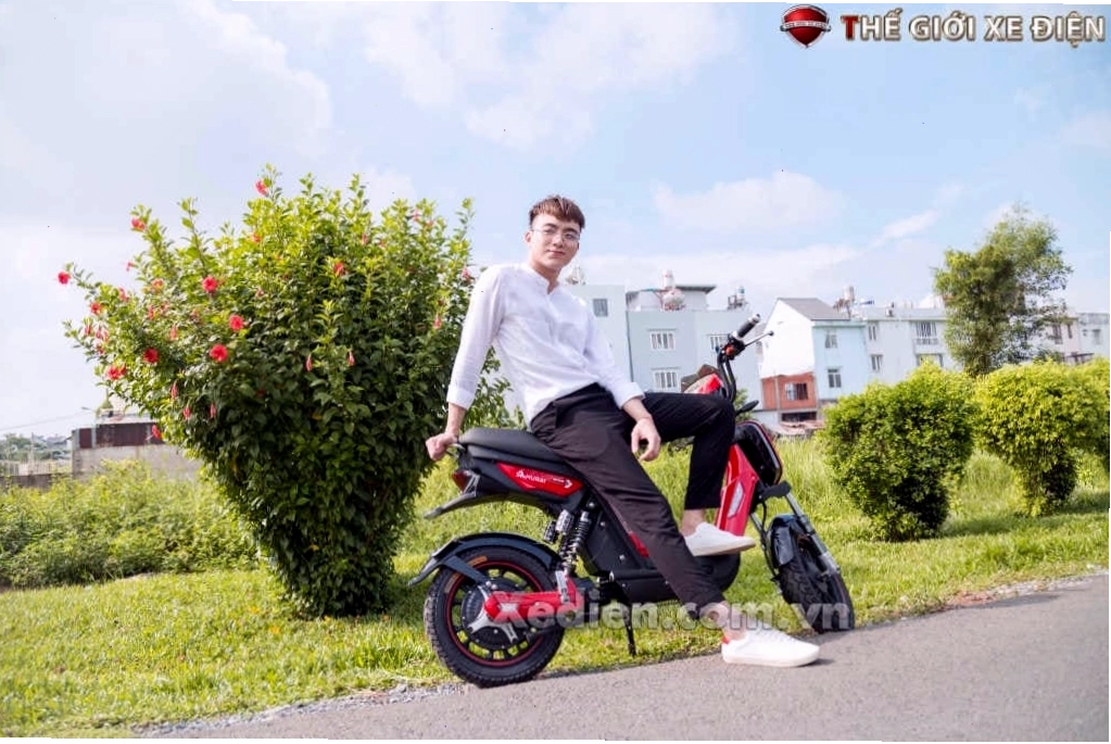 Soobin Hoàng Sơn chọn xe đạp điện DKBike