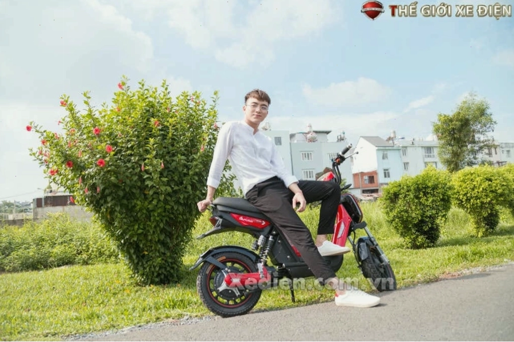 Soobin Hoàng Sơn chọn xe đạp điện DKBike