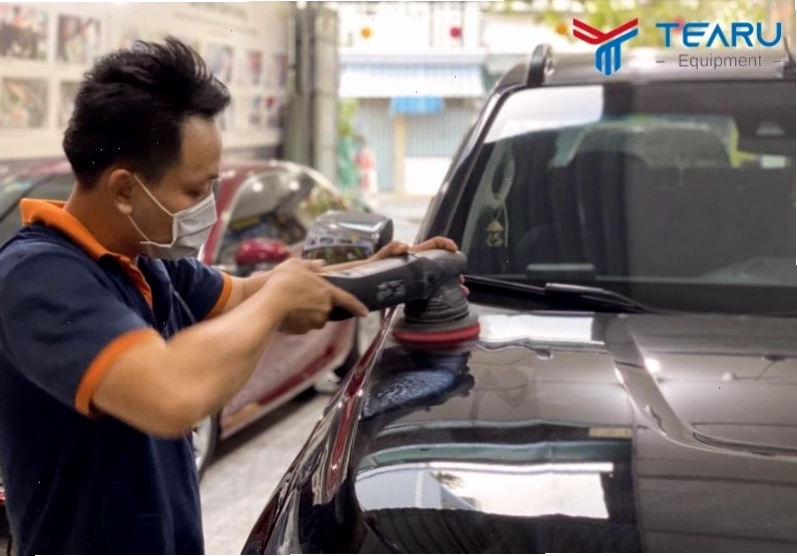Sử dụng máy đánh bóng cầm tay để phục hồi độ sáng bóng cho xe