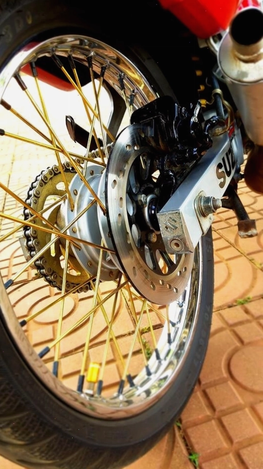 Suzuki Satria 2000 phiên bản màu cam đen nổi bật