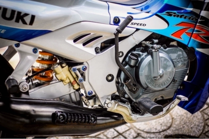 Suzuki Satria 2000 với bình xăng độ dung tích lớn