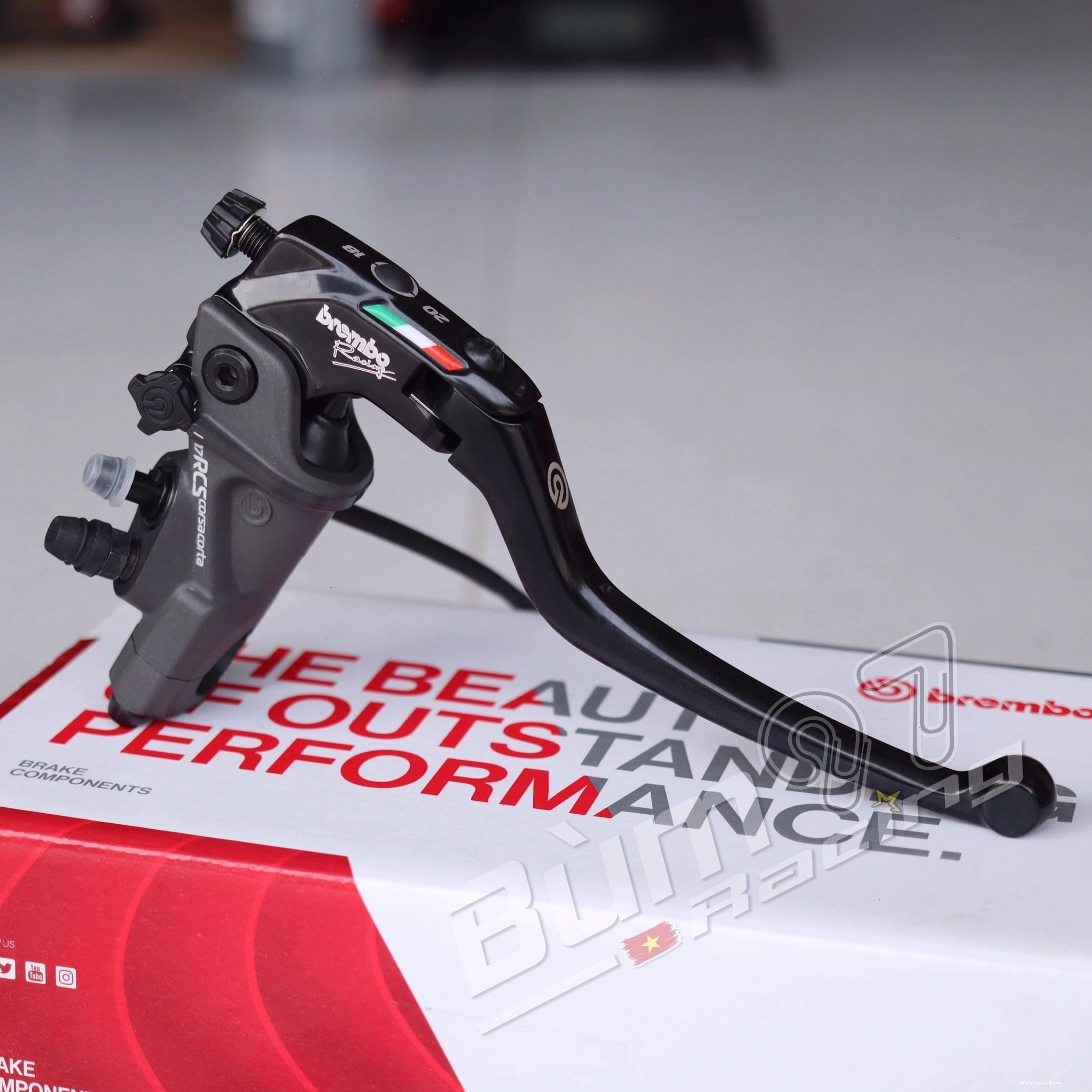 Tay thắng Brembo Corsa Corta màu đen bóng sang trọng