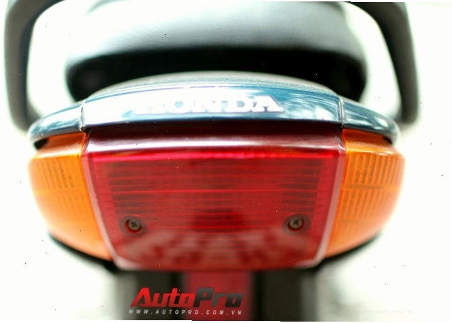 Tem xe Honda Wave 100 thể hiện phong cách đặc trưng