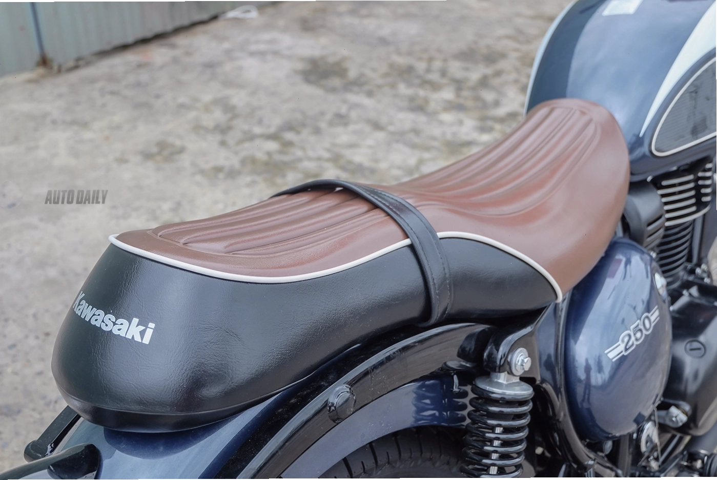 Tem xe Kawasaki W250