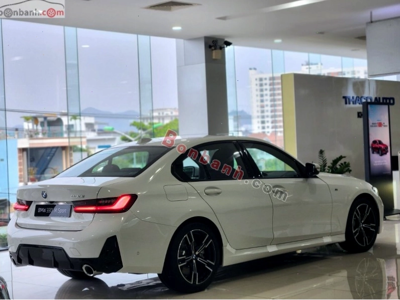 Thân xe BMW 3 Series M Sport 2026 với đường nét thể thao