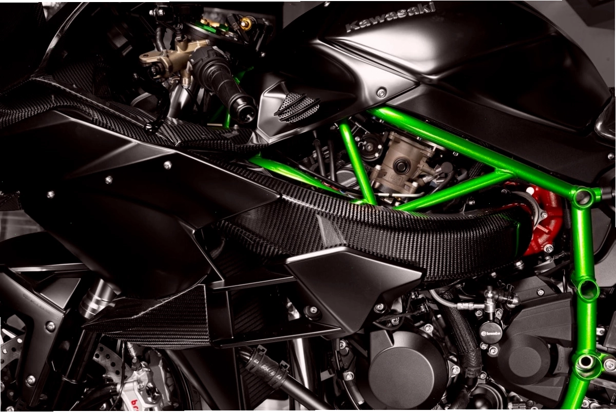Thân xe Kawasaki Ninja H2R với vật liệu sợi carbon cao cấp