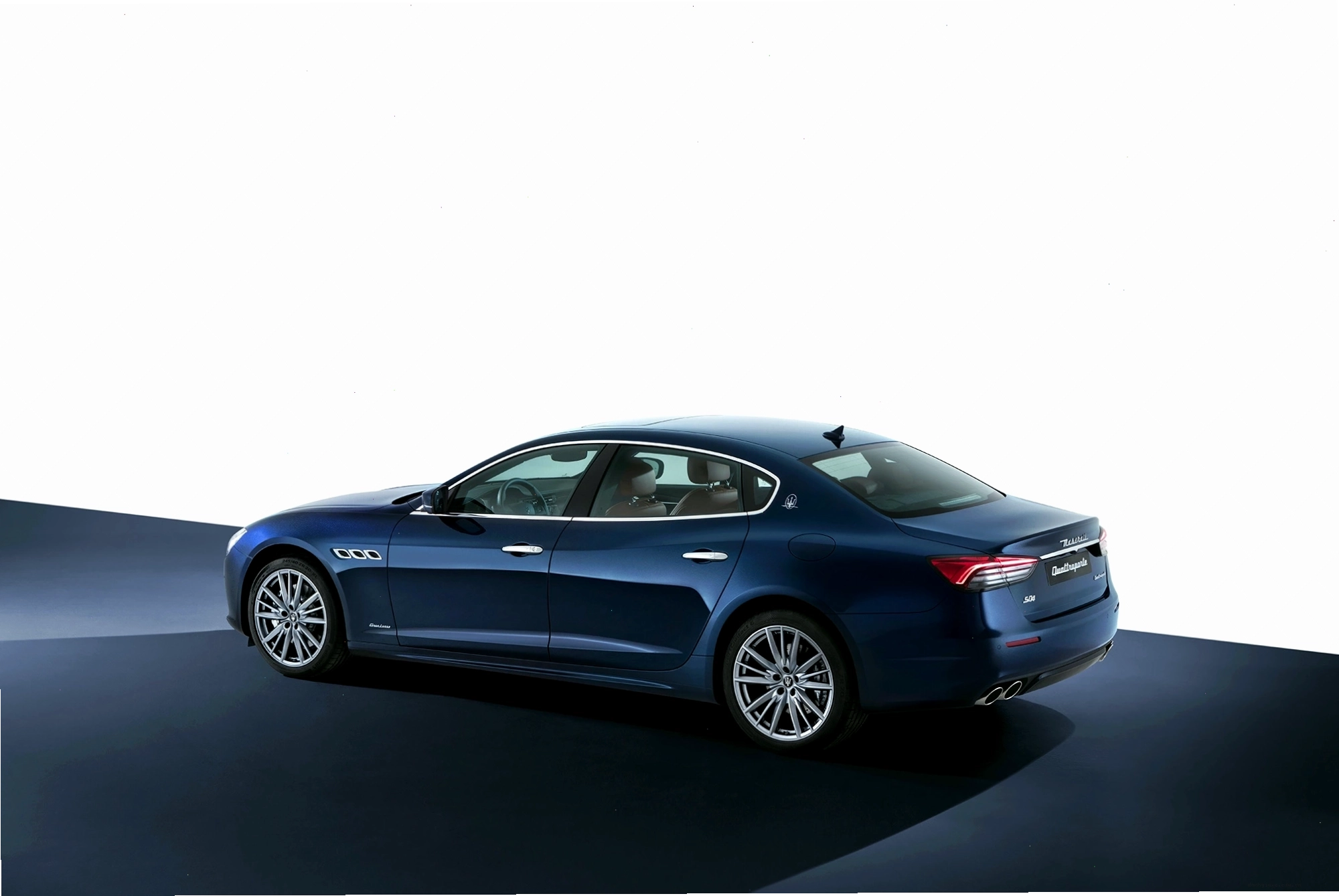 Thân xe Maserati Quattroporte với đường gân dập nổi sắc sảo