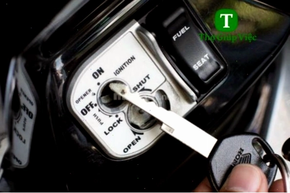 Thao tác tra chìa vào ổ khóa cơ để mở cốp xe Lead