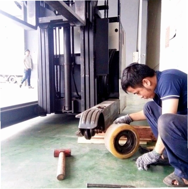 Thay bánh xe nâng điện