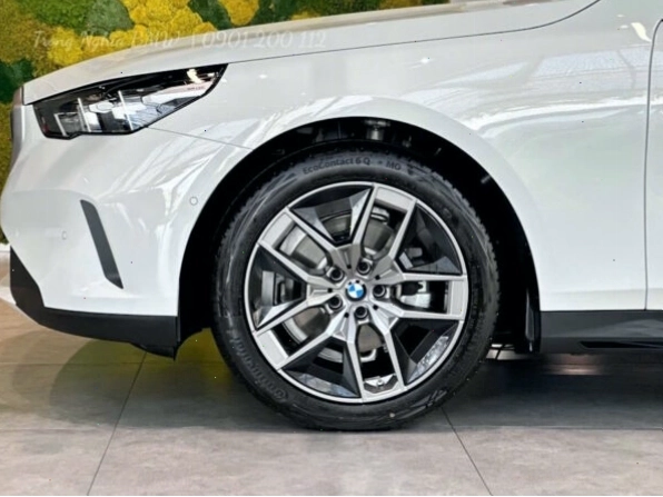 Thiết kế đầu xe BMW 520i 2026 với lưới tản nhiệt đặc trưng