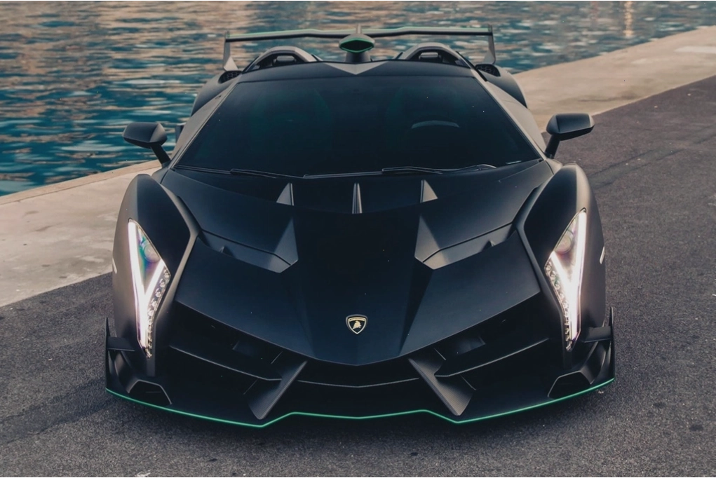 Thiết kế đầu xe Lamborghini Veneno đầy hung hãn, với các hốc gió lớn tối ưu khí động học.