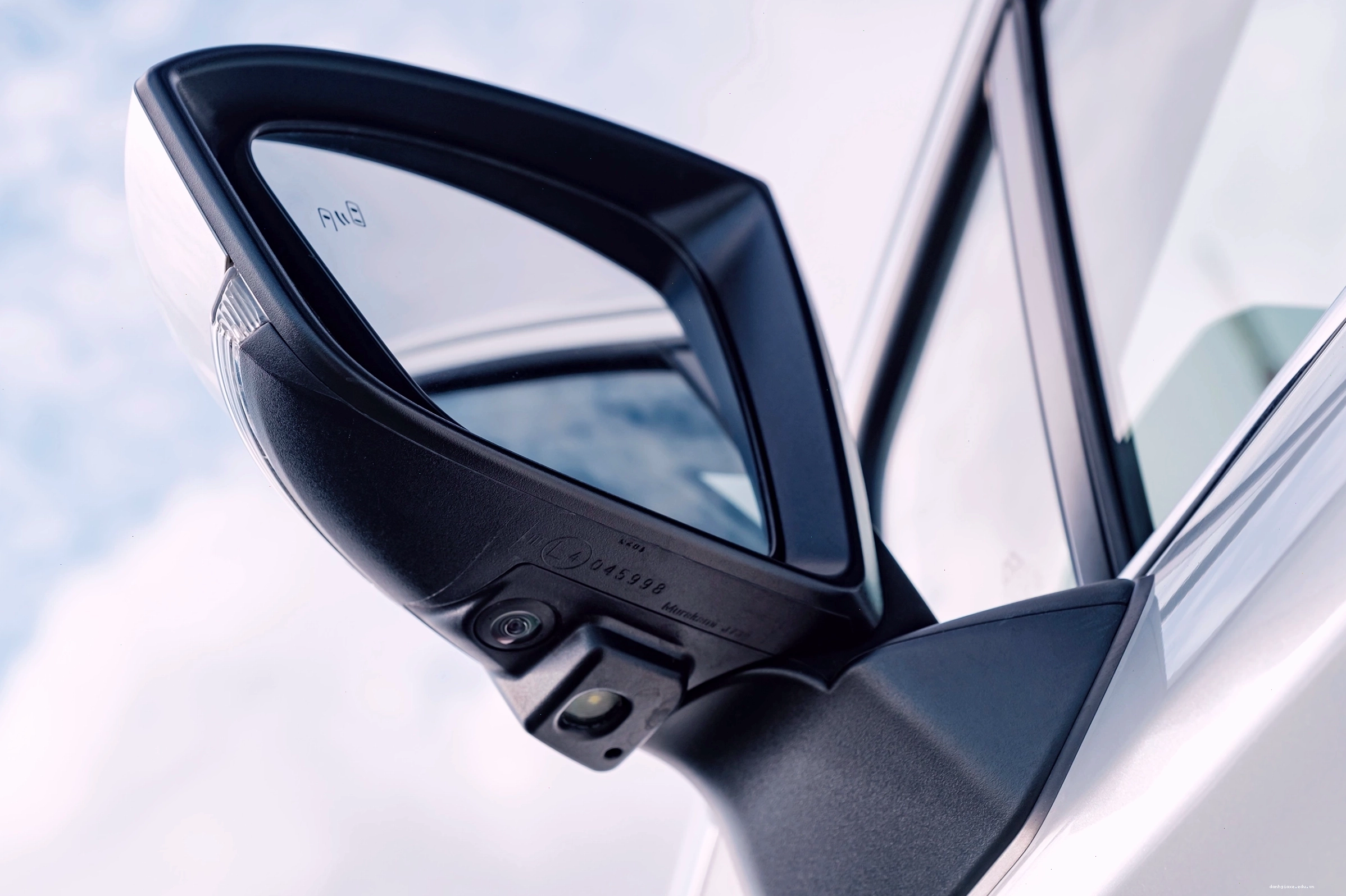 Thiết kế đầu xe Toyota Veloz Cross 7 chỗ với lưới tản nhiệt lớn và đèn LED sắc sảo
