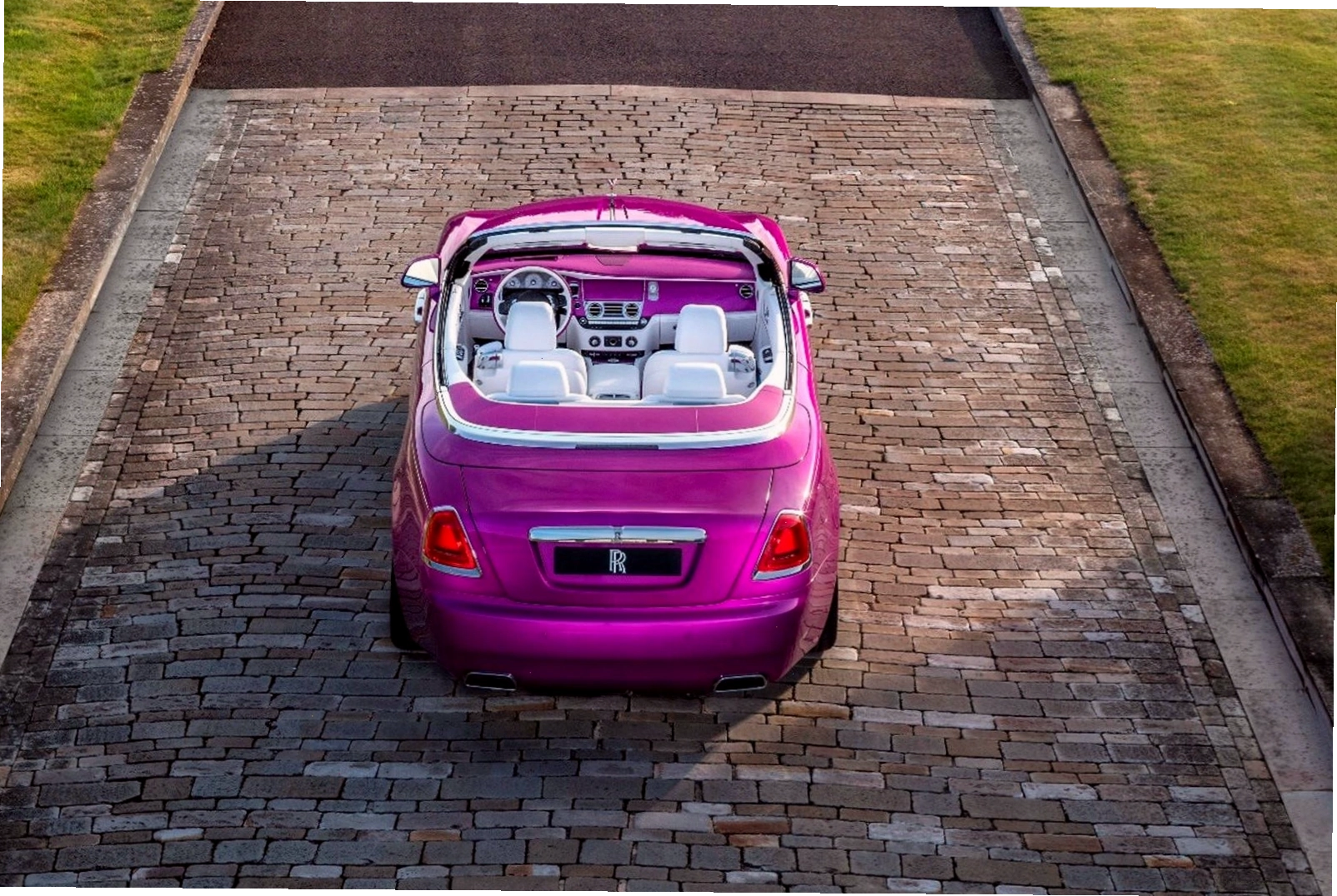 Thiết kế đuôi xe Rolls-Royce Dawn với cụm đèn hậu LED và ống xả kép