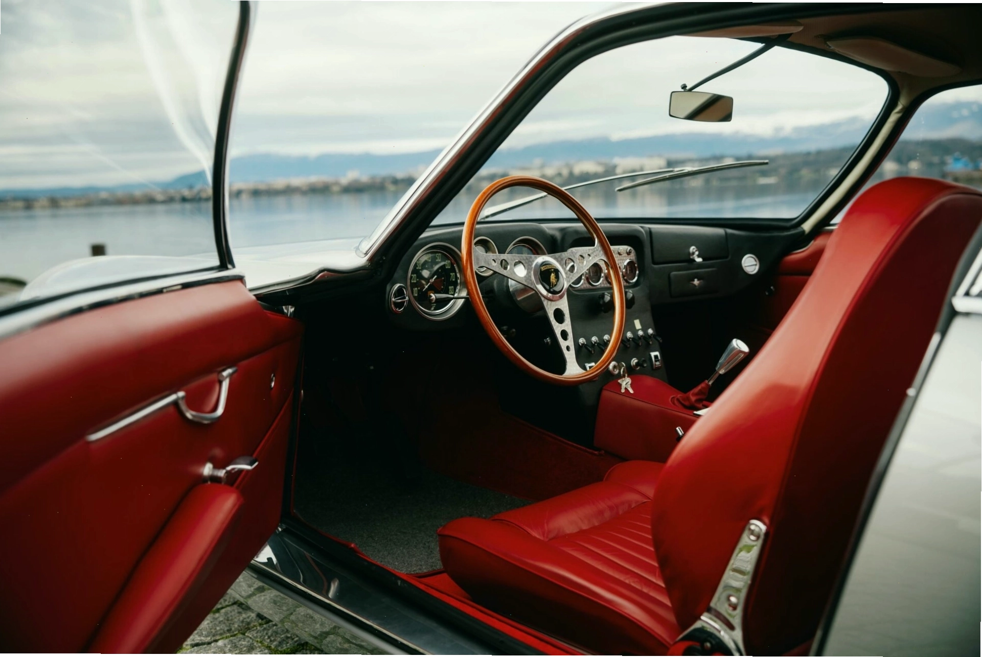 Thiết kế la-zăng và lốp xe của Lamborghini 350 GT, phản ánh phong cách thập niên 60