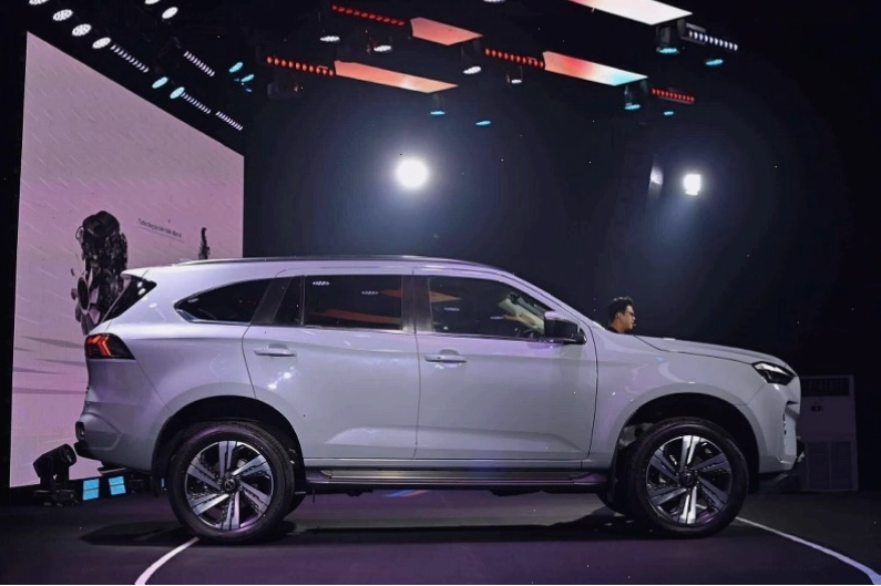 Thiết kế thân xe Isuzu MU-X 2026