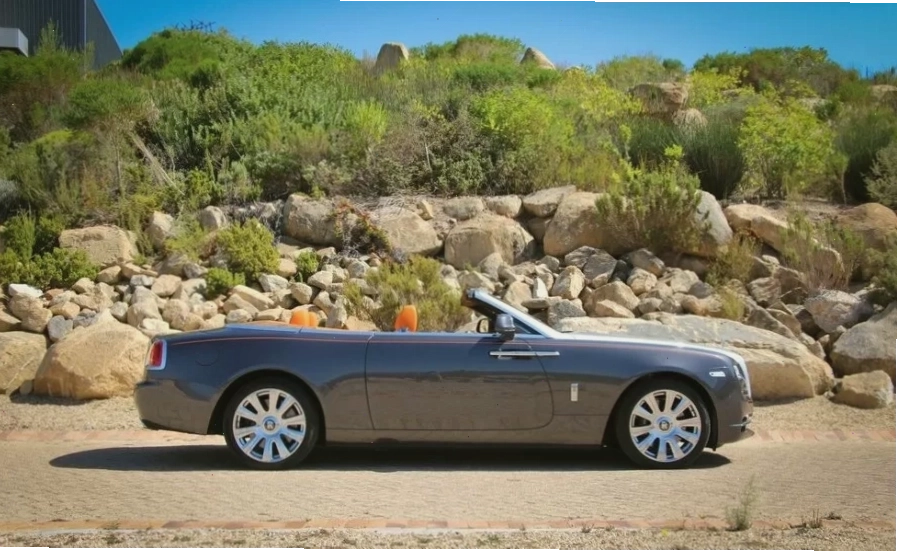 Thiết kế thân xe Rolls-Royce Dawn với đường nét mềm mại và mui trần quyến rũ