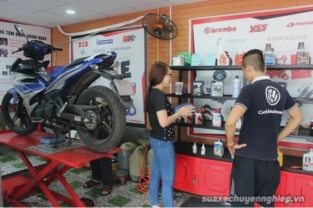 Thợ đang kiểm tra động cơ xe máy tại Biên Hòa, Đồng Nai