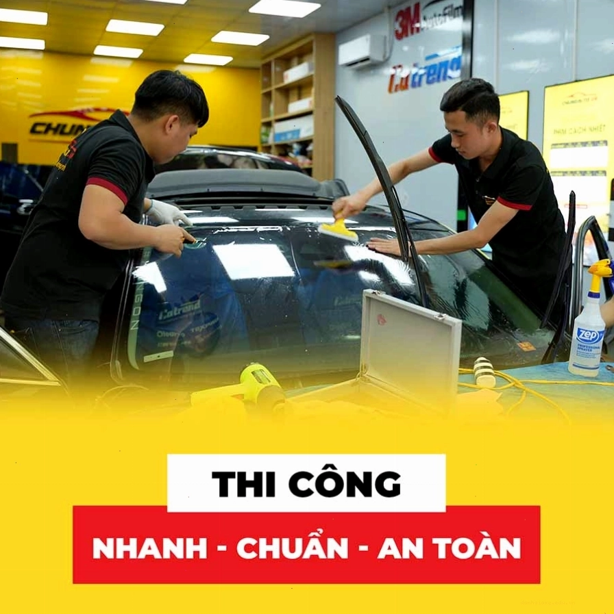 Thợ kỹ thuật thi công dán phim cách nhiệt ô tô chuyên nghiệp