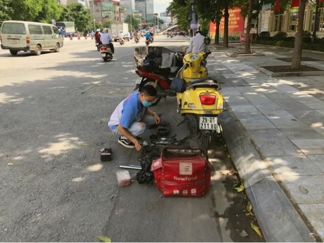 Thợ sửa xe máy chuyên nghiệp đang kiểm tra xe tại thành phố Hồ Chí Minh