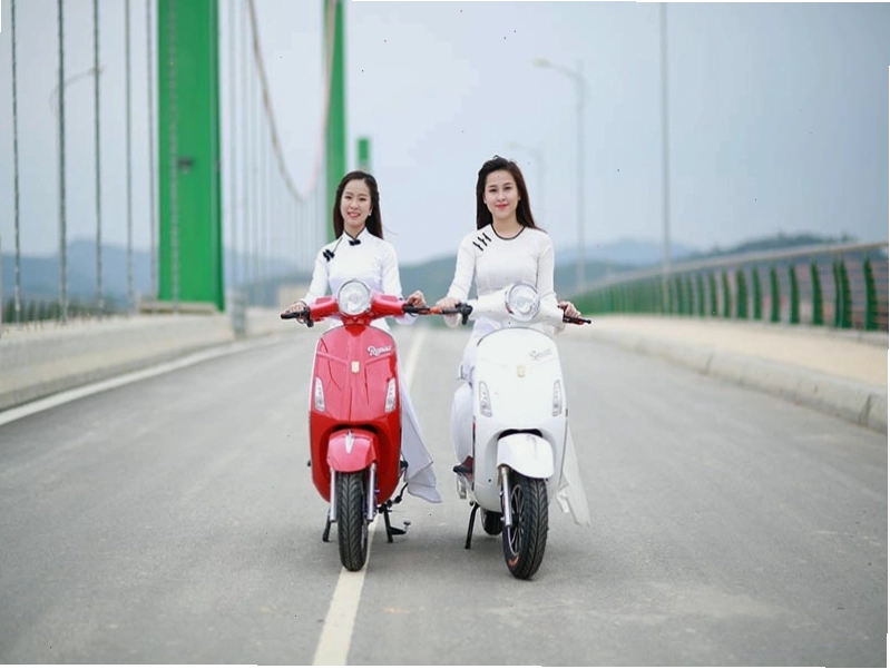 Thợ sửa xe máy đang làm việc tại nhà khách hàng