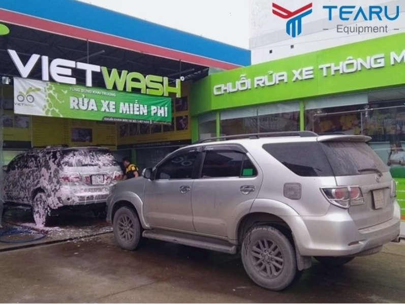 Tiệm chăm sóc xe ô tô VietWash với thiết bị hiện đại