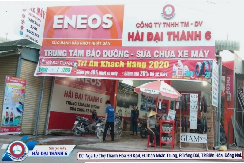 Tiệm sửa xe Hải Đại Thành với biển hiệu sáng rõ vào ban đêm