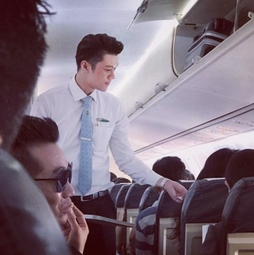 Tiếp viên hàng không trong trang phục chuyên nghiệp