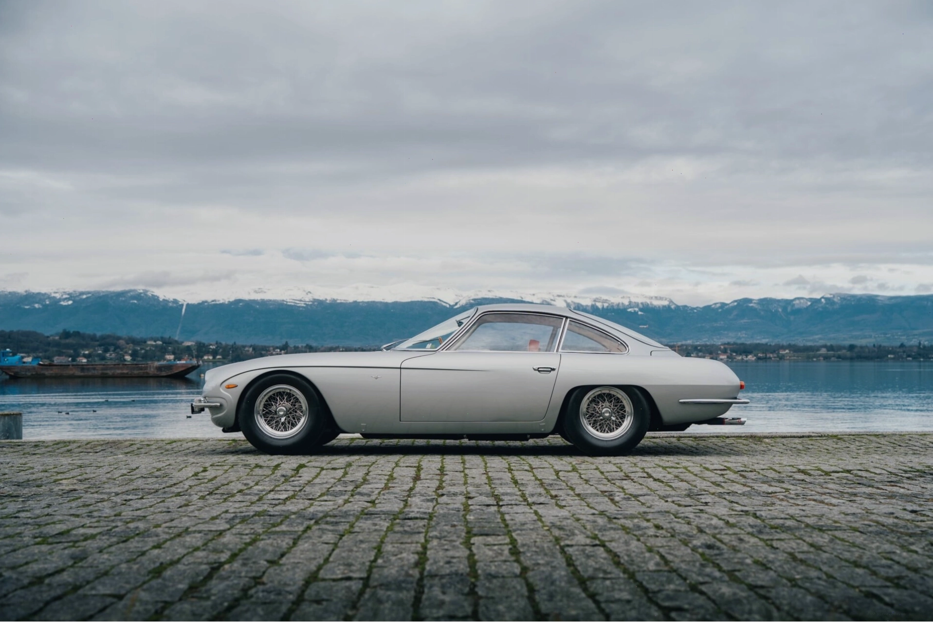 Toàn cảnh Lamborghini 350 GT màu trắng bạc với thiết kế thanh lịch và đường nét mượt mà